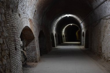 Arnedillo Tüneli 'nin bir bölümünde tren gelirse insanları korumak için güvenlik açıkları var..