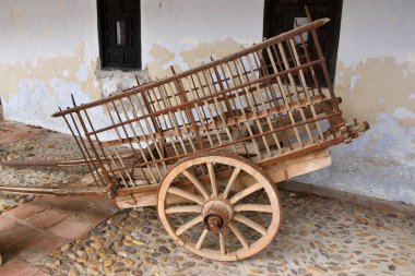 İki tekerlekli antika süvari vagonu ya da römork, ahşap ve demirden yapılmış..