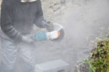 İşçi radyal ve toz bulutu.