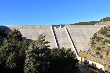 Güneşli bir günde Enciso barajının beton duvarı.