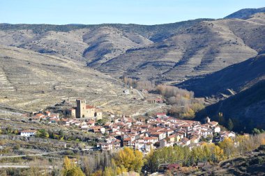 Güneşli bir günde, Enciso, La Rioja köyünün dağından manzara.