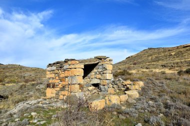 Kuru taş çobanları köy yolunda kulübede..