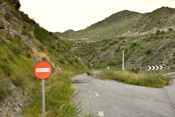 Estrada Velha Com Sinal Proibido Passar Rocha Grande Meio Estrada — Fotografia de Stock