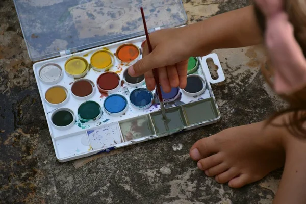 Conjunto Tinta Aquarela Com Paleta Variada Cores Chão Pedra Menina — Fotografia de Stock