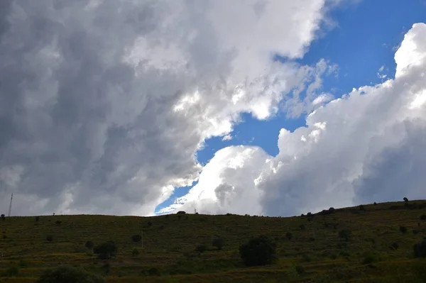 Gün Batımında Dağ Bulutlu Gökyüzü Ikiye Ayrılıyor — Stok fotoğraf