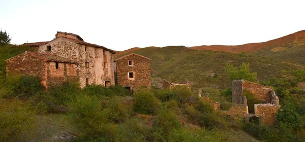 Vista Del Pueblo Abandonado Valtrujal Atardecer —  Fotos de Stock