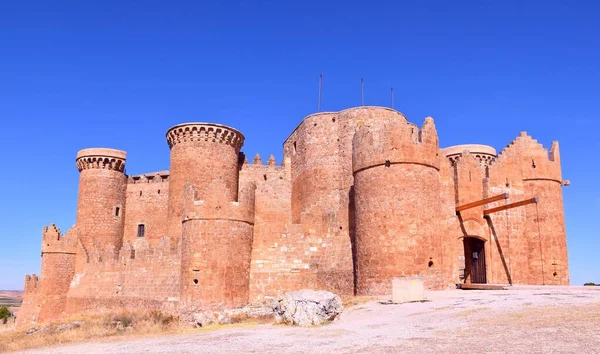 Castillo Belmonte Día Soleado Cielo Azul Intenso —  Fotos de Stock