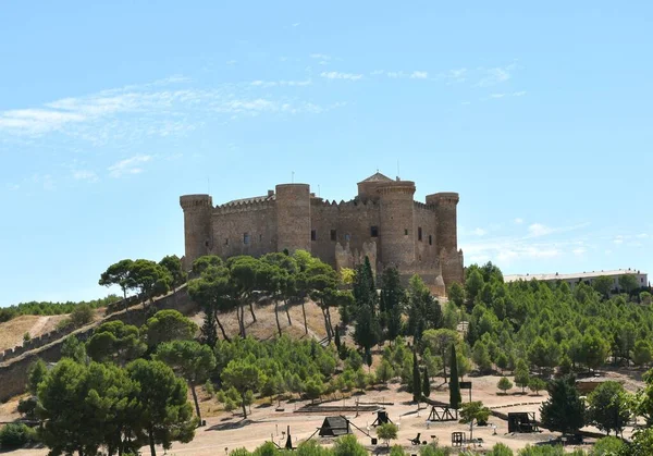 Castelo Belmonte Uma Colina Com Floresta Abaixo — Fotografia de Stock