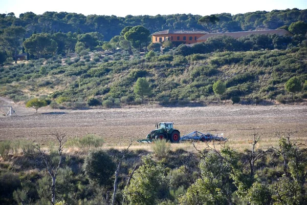 Agricoltore Con Trattore Attrezzi Lavorazione Del Terreno — Foto Stock