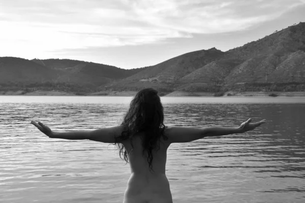 長いブルネットの髪のヌード女性は彼女の腕を大きく開いて水に入る ブエンダ沼 白黒写真 — ストック写真