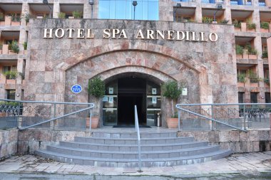 Arnedillo, İspanya - 17 Aralık 2020: Arnedillo kaplıcasının girişi, koronavirüs salgını nedeniyle kapatıldı. Arnedillo Spa, tıbbi kaplıcaları için bilinen tatil yeri..