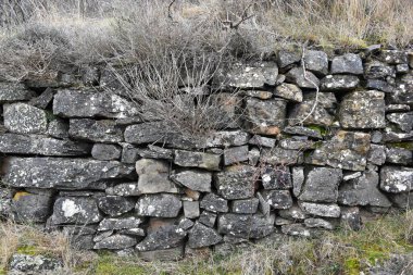 Kuru taş duvar iyi durumda. Taş teras, kırsal dünyanın mirası..