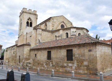 San Miguel Kilisesi 'nin dış görünüşü. Katolik tapınağı, geç dönem Romen ve ilkel gotik. Palencia şehrinde..