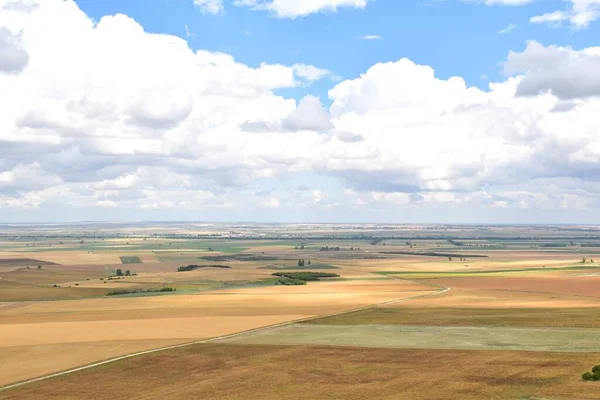 町アウティラ ピノのティエラ カンポスの視点 カスティーリャ レオン州の穀物畑の広大な スペインの穀倉地帯 — ストック写真
