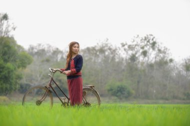 Güzel Asyalı kız Bisiklet klasik yumuşak odak alanı ile 