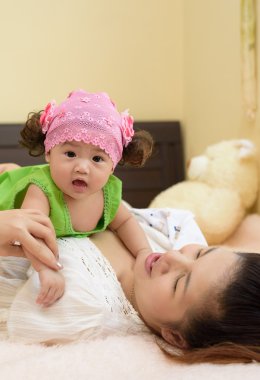 Asya genç anne bebek tutun.