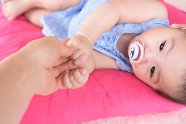 Stängt upp mor hand med baby. — Stockfoto