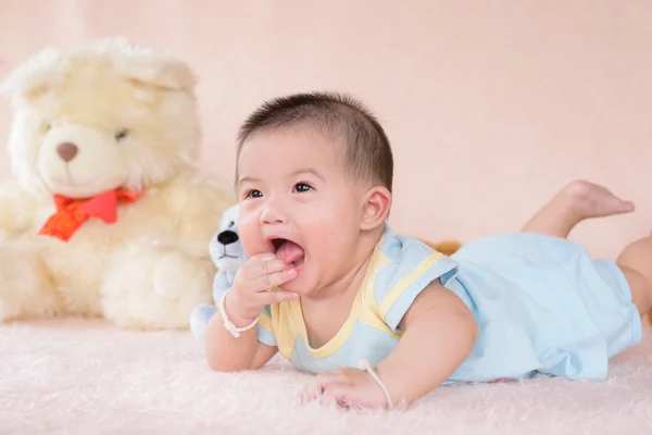 Förtjusande baby boy i vit solig sovrum. Nyfödda barnet avkopplande — Stockfoto