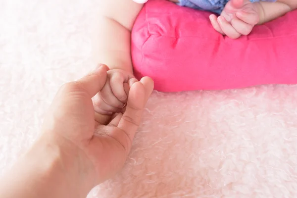 Stängt upp mor hand med baby. — Stockfoto