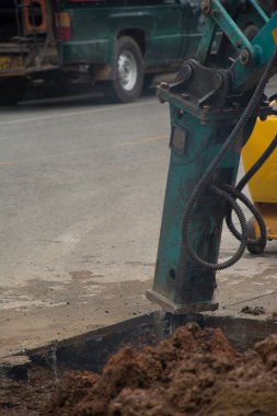 Kırma ve onarmak için beton yolun sondaj Ekskavatör