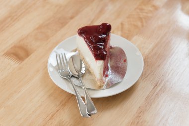 Kaşık ve çatal sekmesinde ile beyaz tabakta çilek peynir pasta