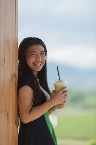 Gyönyörű ázsiai nők hold csésze zöld tea kávé ice Mokka — Stock Fotó