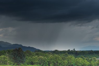 Dağın üzerinde yağmur fırtına, bulanık.