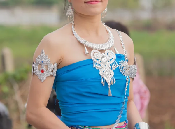 Mädchen in blauem lokalen Thai-Anzug in Wachsfestival, Nordostasien, Thailand — Stockfoto