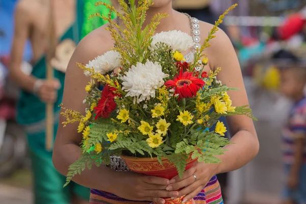 Mädchen in lokalem Thai-Anzug in Wachsfestival, Nordostasien, Thailand — Stockfoto