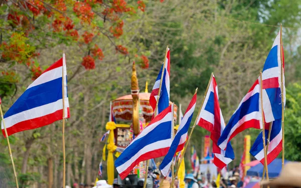 Desfile de bandera tailandesa en festival de cera en Tailandia . — Foto de Stock