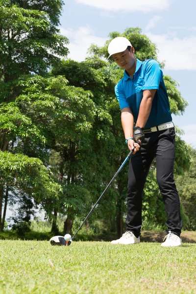 Guapo asiático golfista hombre putt golf  . —  Fotos de Stock