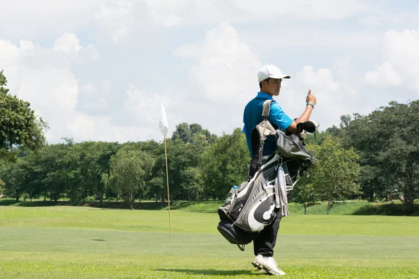 Guapo asiático golf jugador hombre con su bolso en golf campo . —  Fotos de Stock