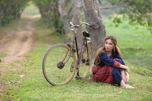 Młode kobiety Azjatki, siedzący obok drzewa z roweru w ryżowym polu — Zdjęcie stockowe