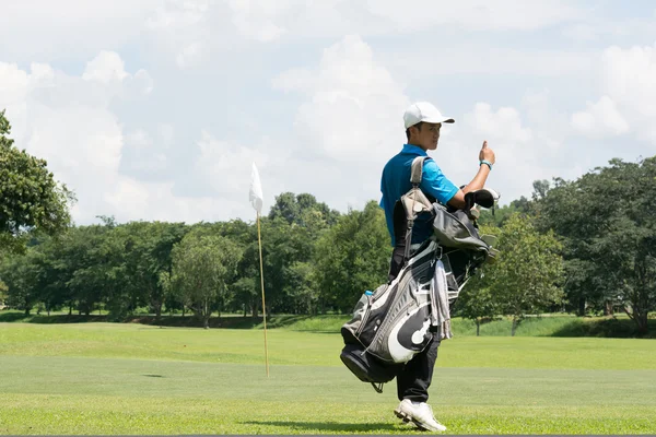 Przystojny Azjatycka golf gracz człowieka z jego worek na pole golfowe — Zdjęcie stockowe