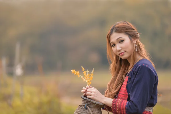 Retrato de mujer joven de pelo largo asiática en vestido de tribu — Foto de Stock