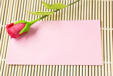 yapay kırmızı gül pembe zarfı