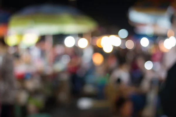 Люди делают покупки на местной ночной ярмарке — стоковое фото