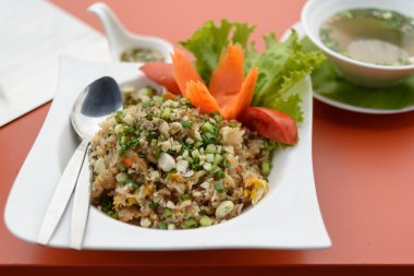 Domuz eti hizmet ile kızarmış pilav renkli masanın üzerine ilave edin.