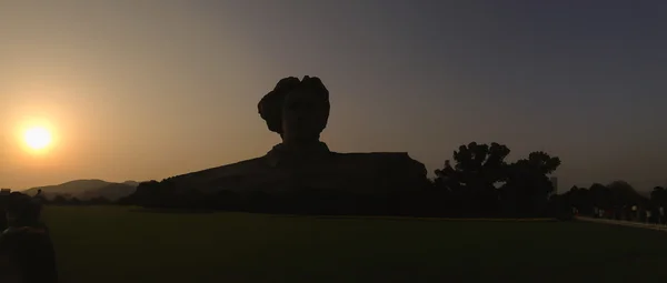 Silhouet van voorzitter Mao standbeeld — Stockfoto