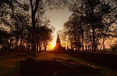 Silhouette antik pagonda ve sun set