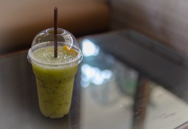 Buzlu kivi suyu ev almak