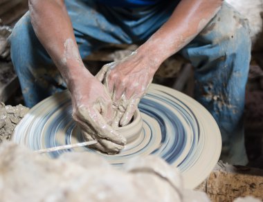 Seramik el sanatları seramik kil potter insan eli tekerlek