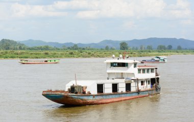 Chiang saen Mae Khong nehirde gemide yük