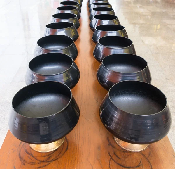 タイの寺院のテーブルで修道士の施しボール. — ストック写真