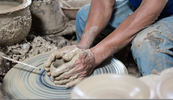 陶工艺轮陶瓷粘土波特人的手 — 图库照片