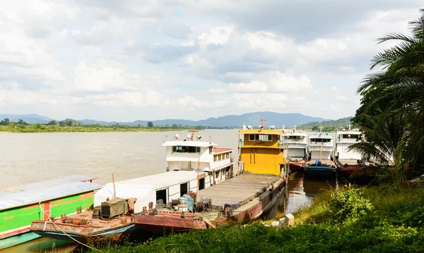 Buque de carga en el río Mae Khong en Chiang saen — Foto de Stock