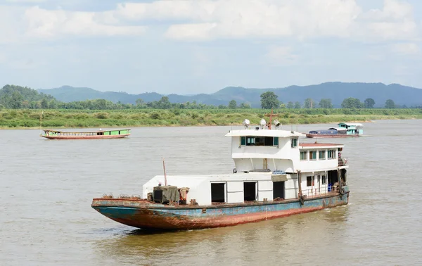 Buque de carga en el río Mae Khong en Chiang saen — Foto de Stock