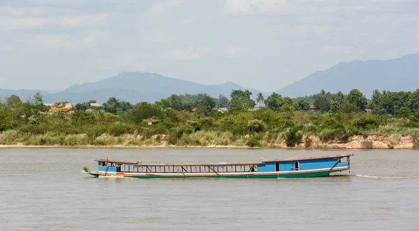 Envío barco Lao transportar mercancías de la frontera de Myanmar y Lao en — Foto de Stock