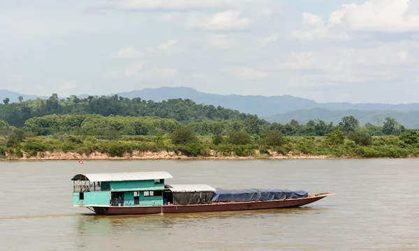 Envío barco Lao transportar mercancías de la frontera de Myanmar y Lao — Foto de Stock