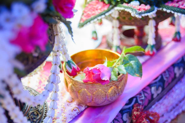 Rosa e tigela na cerimônia de casamento tailandesa — Fotografia de Stock